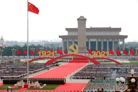 Upacara pengibaran bendera di acara peringatan 100 tahun Partai Komunis China, di Lapangan Tiananmen di Beijing, China, Kamis (7/1). Foto: cnsphoto via REUTERS