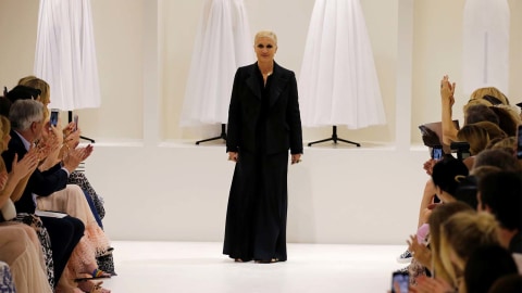 Desainer Maria Grazia Chiuri muncul di akhir shownya untuk koleksi Haute Couture Fall/Winter 2018 rumah mode Dior di Paris, 2 Juli 2018 Foto: Reuters/Regis Duvignau