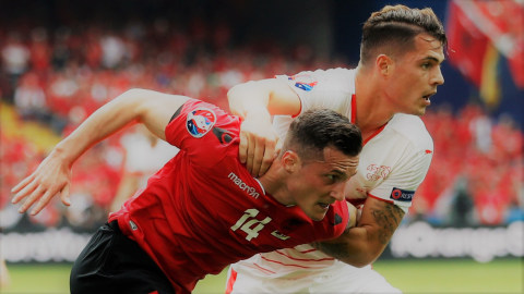 Granit bergelut dengan Taulant Xhaka. Foto: Reuters/Carl Recine