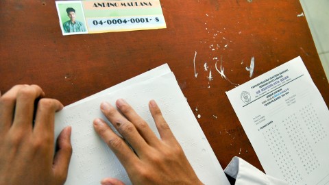 Siswa kelas 6 SDLB tunanetra mengerjakan soal Pendidikan Agama Islam saat Ujian Sekolah Berstandar Nasional (USBN) SD di SLB ABCD Sejahtera, Kelurahan Loji, Kota Bogor, Jawa Barat, Senin (22/4/2019). Foto: ANTARA FOTO/Arif Firmansyah