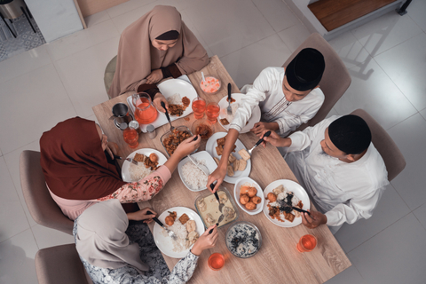 Ilustrasi buka puasa bersama keluarga. Foto: Shutterstock
