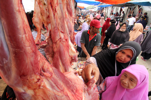 Warga memilih daging sapi pada perayaan tradisi Meugang Ramadhan 1442 H di pasar tradisional Lhokseumawe, Aceh, Senin (12/4/2021). Foto: Rahmad/Antara Foto