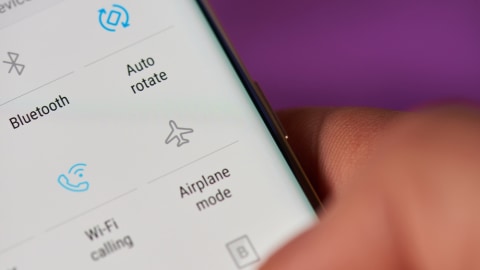 Fitur Airplane Mode atau modus pesawat terbang di ponsel Foto: Shutterstock