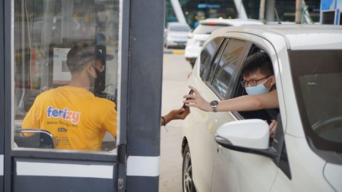  Penumpang membeli tiket kapal ASDP melalui aplikasi Ferizy secara online. Foto: ASDP