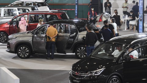 Pengunjung melihat mobil-mobil yang dipamerkan pada hari terakhir pameran otomotif Jakarta Auto Week 2022 di Jakarta Convention Center, Senayan, Jakarta, Minggu (20/3/2022). Foto: Hafidz Mubarak A/ANTARA FOTO