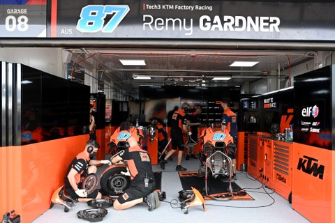 Kru tim Tech 3 KTM Factory Racing menyiapkan sepeda motor pembalap Remy Gardner saat sesi latihan bebas 1 MotoGP seri Pertamina Grand Prix of Indonesia 2022 di Pertamina Mandalika International Street Circuit, Lombok Tengah, NTB, Jumat (18/3/2022). Foto: Andika Wahyu/ANTARA FOTO