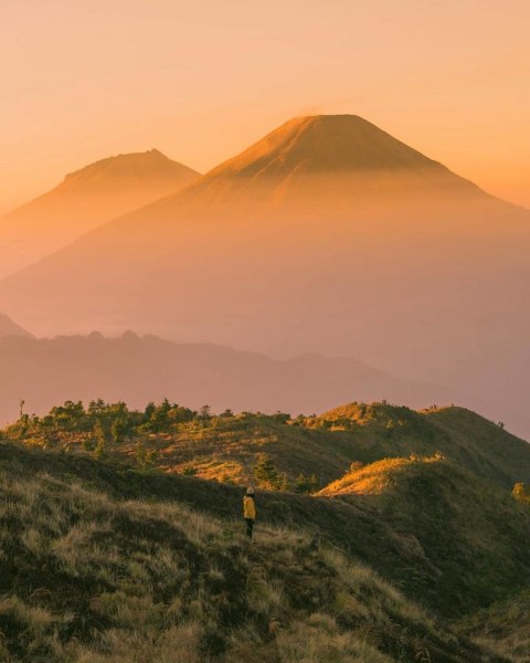 Sempat Mual dan Muntah, Seorang Pria Meninggal saat Mendaki Gunung Prau