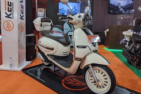 Motor skutik Keeway Shiny 150 yang diluncurkan di IIMS Hybrid 2022. Foto: Sena Pratama/kumparan