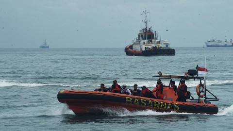 Sejumlah personel gabungan tim TNI AL, Basarnas dan Polair Polda Banten melakukan pencarian korban kecelakaan kapal laut saat Simulasi Penyelamatan Korban Kecelakaan Laut di Selat Sunda, Banten, Rabu (20/4/2022). Foto: Asep Fathulrahman/ANTARA FOTO