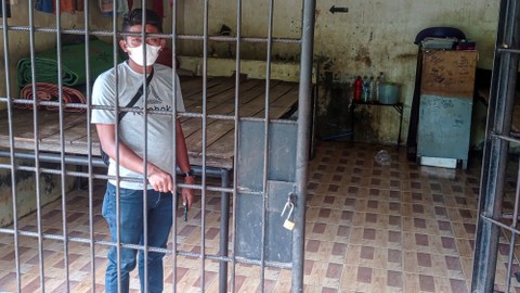 Warga mengamati ruang kerangkeng manusia di rumah pribadi Bupati Langkat nonaktif Terbit Rencana Peranginangin di Desa Raja Tengah, Langkat, Sumatra Utara, Rabu (26/1/2022). Foto: Dadong Abhiseka/Antara Foto