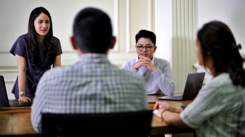 Ilustrasi karyawan menggelar rapat di kantor. Foto: Aditia Noviansyah/kumparan