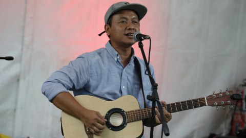 Penampilan Vokalis grup musik Efek Rumah Kaca, Cholil Mahmud saat berkunjung ke kantor kumparan, Senin (24/2). Foto: Faisal Rahman/kumparan