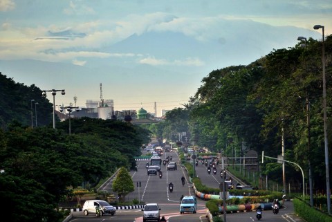 Gunung Gede Pangrango yang terlihat dari Jalan HBR Motik, Kemayoran, Jakarta, Kamis (18/2). Foto: Jamal Ramadhan/kumparan