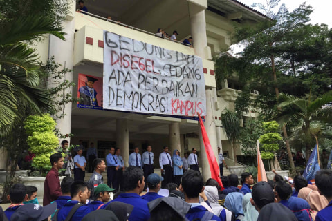 Mahasiswa UNY Segel Gedung Rektorat, Tuntut Keadilan Kampus ...