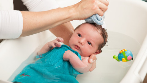 Kapan Bayi Boleh Mandi Air Dingin? Foto: Shutter Stock