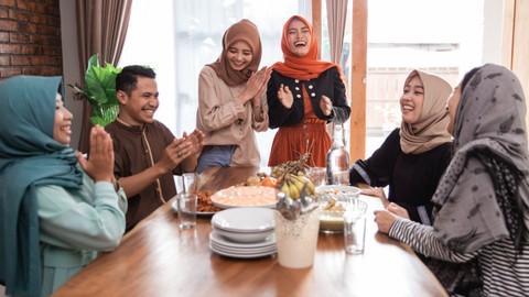 Ilustrasi tradisi makan bersama menyambut bulan Ramadan. Foto: Odua Images/Shutterstock