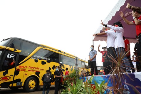 Gubernur Jawa Tengah Ganjar Pranowo melepas keberangkatan perantau asal Jateng yang ikut program Mudik Gratis Pemprov Jateng di Museum Purna Bhakti Pertiwi Kompleks Taman Mini Indonesia Indah (TMII) Jakarta, Kamis (28/4/2022). Foto: Dok. Istimewa