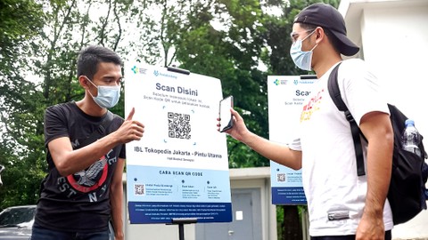 Pengunjung memindai barcode pedulilindungi dalam kegiatan simulasi kehadiran penonton untuk pertandingan IBL 2022 di Hall Basket Senayan, Jakarta Pusat, Jumat (7/1/2022).  Foto: Iqbal Firdaus/kumparan
