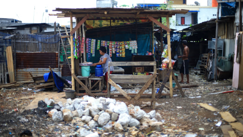 Ibu nur menyiapkan dagangan berupa gorengan di perkampungan kumuh, Kampung Bengek, Jakarta Utara. Foto: Aditia Noviansyah/kumparan