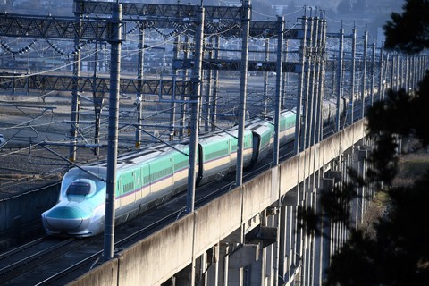 Kereta Shinkansen yang tergelincir setelah gempa bumi kuat terlihat di Shiroishi, Prefektur Miyagi, Jepang. Foto: CHARLY TRIBALLEAU / AFP