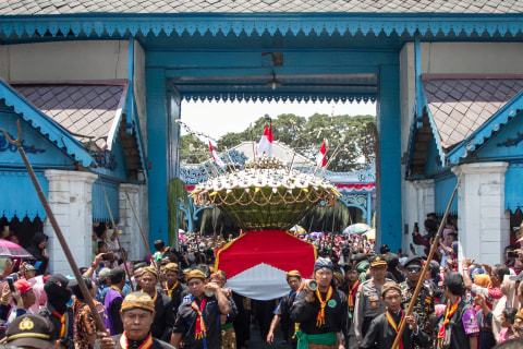 Abdi dalem Keraton Kasunanan Surakarta Hadiningrat mengarak gunungan menuju Masjid Agung pada perayaan Grebeg Sekaten 2019 di Solo, Jawa Tengah, Sabtu (9/11).  Foto: ANTARA FOTO/Mohammad Ayudha