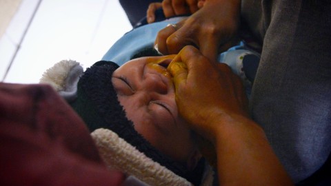 Ilustrasi anak diberikan jamu. Foto: Fanny Kusumawardhani/kumparan