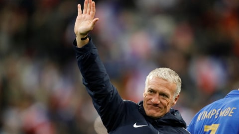 Deschamps memberi salam pada suporter Prancis. Foto: Reuters/Charles Platiau