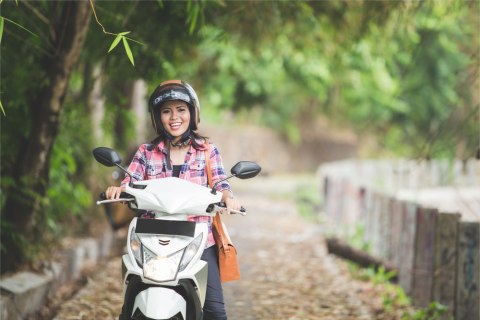 ilustrasi orang tua memboncengkan anak di motor. Foto: Shutterstock