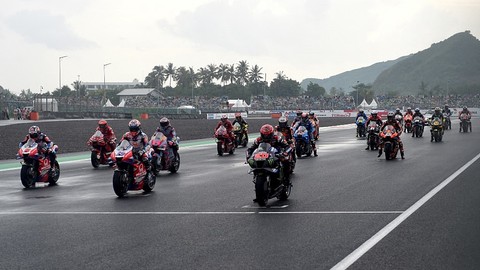 Suasana saat start MotoGP di Sirkuit Internasional Mandalika, Minggu (20/3/2022).   Foto: Sonny Tumbelaka/AFP