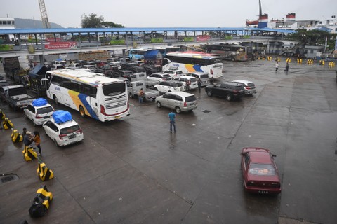 Sejumlah kendaraan bersiap menaiki kapal penyeberangan di Pelabuhan Merak, Banten, Minggu (1/5/2022).  Foto: Akbar Nugroho Gumay/ANTARA FOTO