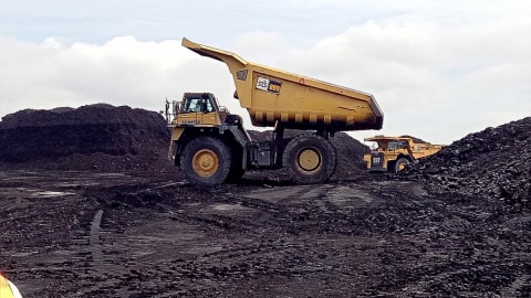 Sebuah truk pengangkut pasir melintas di area tambang batu bara Adaro, Kalimantan Selatan. Foto: Michael Agustinus/kumparan