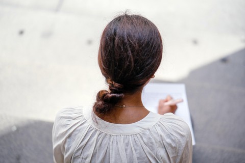 Ilustrasi wanita menulis. Foto: mentatdgt/Shutterstock