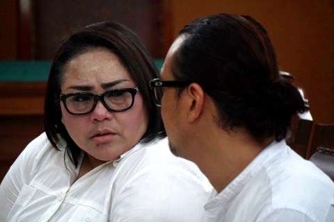 Komedian Nunung dan suaminya July Jan Sambiran saat menjalani sidang putusan di Pengadilan Negeri Jakarta Selatan, Rabu (27/11).   Foto: Irfan Adi Saputra/kumparan