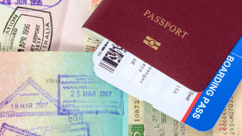 Kelengkapan dokumen untuk traveling ke Eropa Foto: Shutter Stock