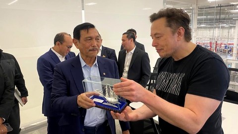 Menko Marves Luhut Binsar Pandjaitan saat menemui CEO Tesla Inc, Elon Musk, di Giga Factory Texas. Foto: Dok. Istimewa