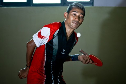 Atlet tenis meja paralimpik DKI Jakarta David Jacobs berlatih jelang Peparnas Papua di Jakarta, Selasa (26/10/2021). Foto: Rivan Awal Lingga/ANTARA FOTO