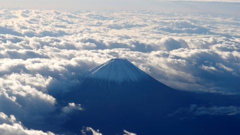 Gunung Fuji terlihat dari sebuah pesawat di Jepang pada 24 November 2019. Foto: REUTERS / Remo Casilli
