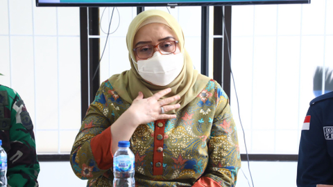 Dirjen PHI-Jamsos Kemnaker, Indah Anggoro Putri, saat meninjau pelaksanaan vaksinasi di BLK Komunitas FSPpG-K Saburmusi, Jaktim.  Foto: Dok. Kemnaker