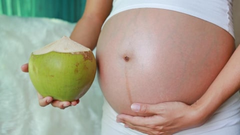 Ilustrasi ibu hamil minum air kelapa. Foto: Shutter Stock