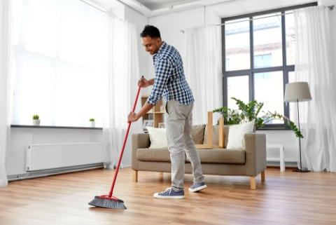 Ilustrasi suami sedang menyapu. Foto: dok. Shutterstock