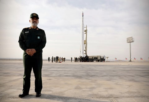 Amirali Hajizadeh, kepala divisi ruang angkasa Pengawal Revolusi, berdiri di depan peluncuran satelit militer pertama bernama Noor di Semnan, Iran, Rabu (22/4). Foto: WANA/Sepah News via REUTERS
