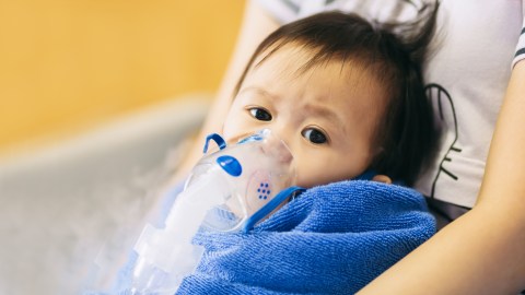 Ilustrasi anak balita mengalami pneumonia. Foto: Shutter Stock