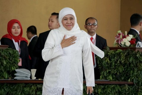 Gubernur Jawa Timur Khofifah Indar Parawansa menyapa wartawan saat menghadiri pelantikan Presiden dan Wakil Presiden di Gedung DPR-MPR, Minggu (20/10/2019). Foto: Iqbal Firdaus/kumparan