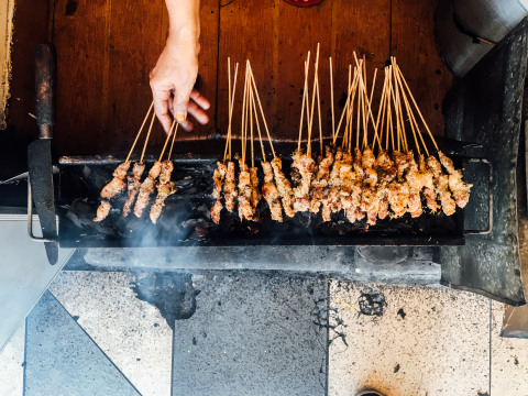 Ilustrasi Membakar Sate di Luar Ruangan Foto: Shutter Stock