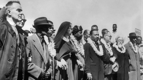 Pemimpin gerakan hak sipil, Martin Luther King, saat berjalan dari Selma ke Montgomery (22/3/1965) di Alabama, Amerika Serikat. Foto: AFP