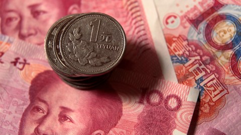 Ilustrasi Mata Uang Yuan. Foto: REUTERS/Petar Kujundzic