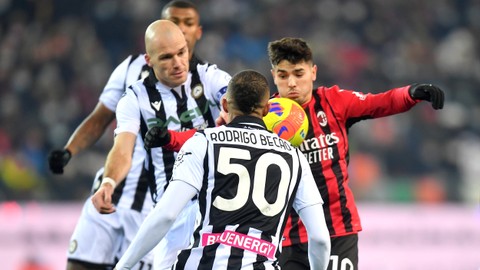 Pemain AC Milan Brahim Diaz beraksi dengan pemain Udinese Rodrigo Becao di Dacia Arena, Udine, Italia, Sabtu (11/12).   Foto: Daniele Mascolo/REUTERS