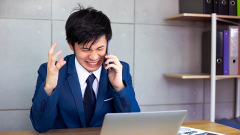 Ilustrasi diteror pinjol. Foto: Shutter Stock