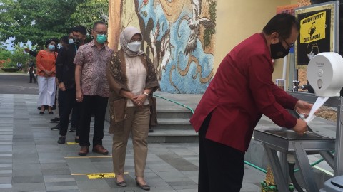 Luhut: Sudah Ada Tren Kenaikan Liburan Akhir Tahun, Jangan Tambah Pasien Corona (2)