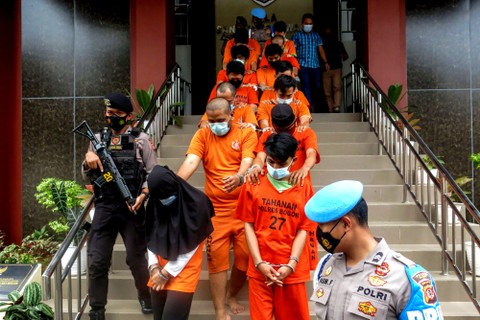 Ilustrasi petugas kepolisian menggiring tersangka narkoba. Foto: Yulius Satria Wijaya/ANTARA FOTO